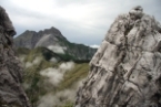 Torrione Figari e sfondo del Monte Sagro